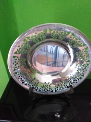 Preciosa fuente plateada con detalles