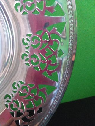 Preciosa fuente plateada con detalles