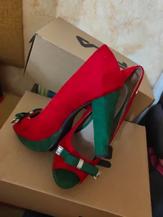 Zapatos de tacón rojos y verdes