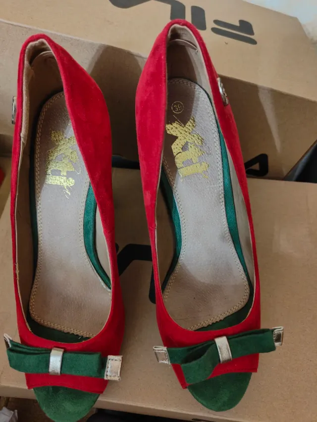 Zapatos de tacón rojos y verdes
