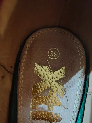 Zapatos de tacón rojos y verdes