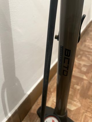 Bomba de pie Beto Dualhead con manómetro