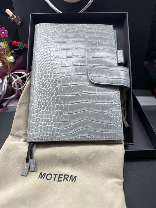 Cartera Moterm Gris