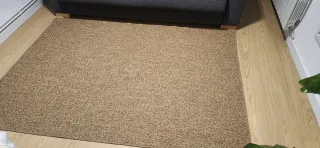 Alfombra beige y marrón