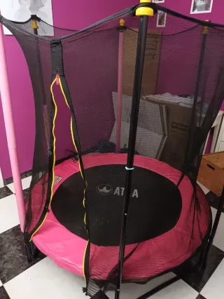 Cama elástica infantil rosa con red