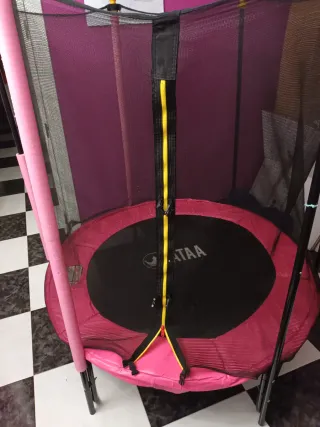 Cama elástica infantil rosa con red