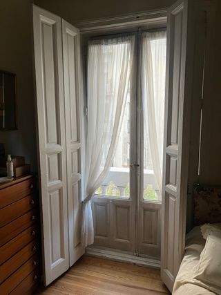 Contraventana de madera blanca