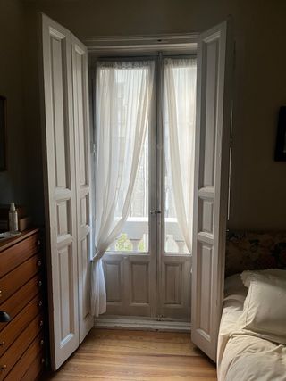 Contraventana de madera blanca