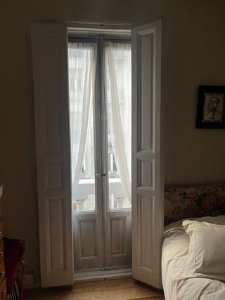 Contraventana de madera blanca