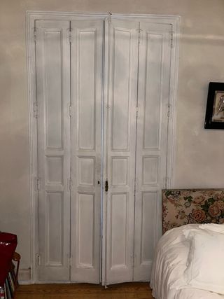 Contraventana de madera blanca