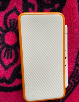 Nintendo 2DSNaranja y Blanca