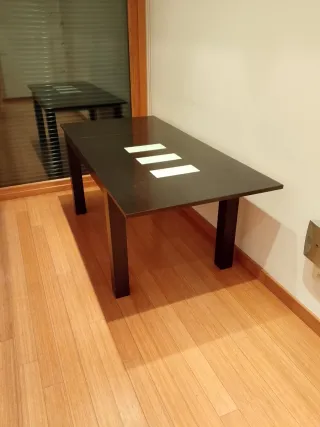 Mesa de comedor moderna negra y verde