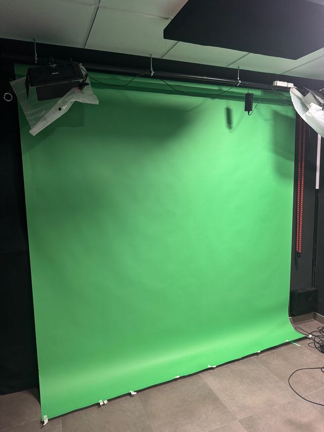 Soporte y fondo verde estudio audiovisual