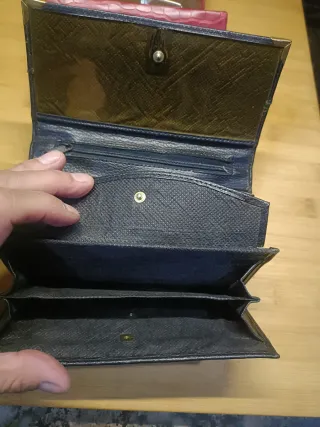 Dos Carteras de Piel Negras y Rojas