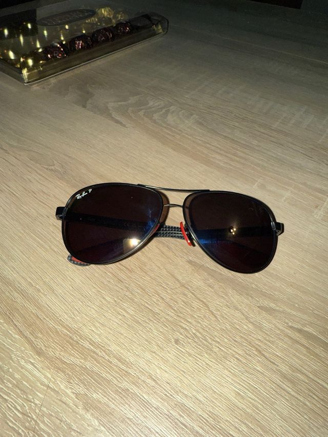 Gafas de sol Ferrari negras y rojas