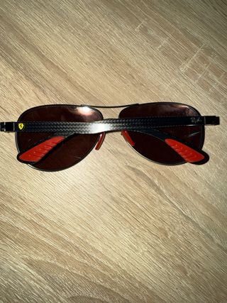 Gafas de sol Ferrari negras y rojas