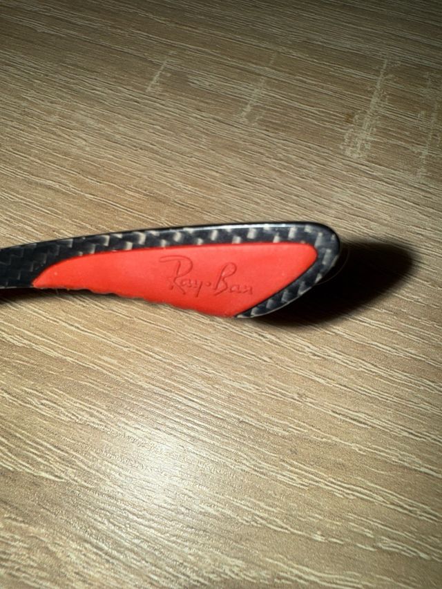 Gafas de sol Ferrari negras y rojas