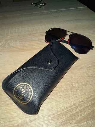 Gafas de sol Ferrari negras y rojas