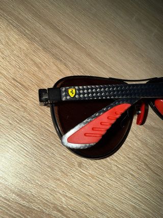 Gafas de sol Ferrari negras y rojas
