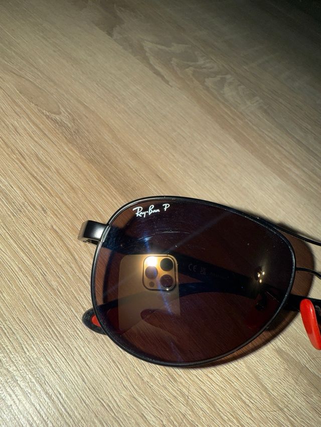 Gafas de sol Ferrari negras y rojas