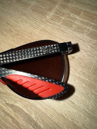 Gafas de sol Ferrari negras y rojas