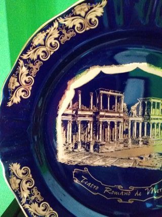 Plato decorativo azul y dorado