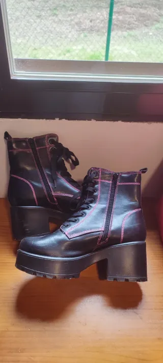 Botines negros con detalles rosas