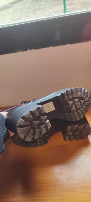 Botines negros con detalles rosas