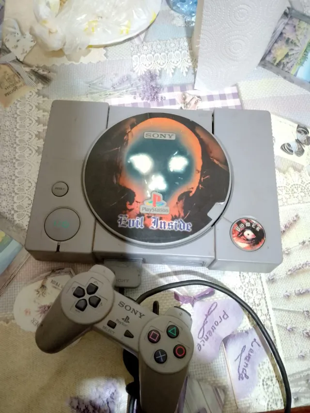Playstation 1 gris con juego Evil Inside