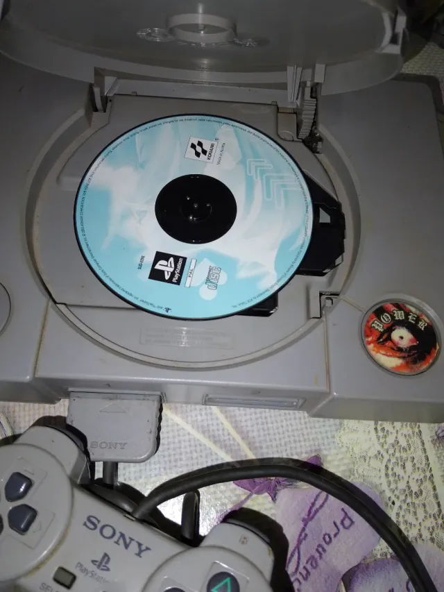 Playstation 1 gris con juego Evil Inside