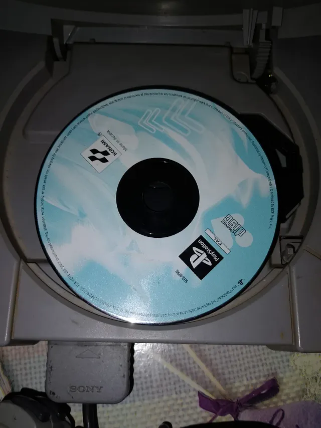 Playstation 1 gris con juego Evil Inside