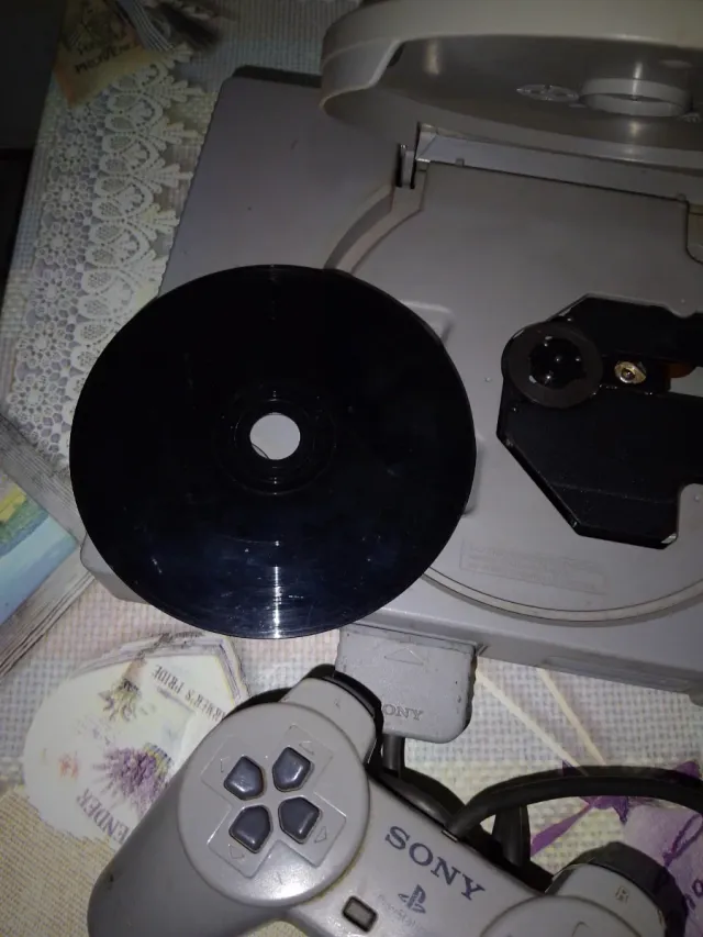 Playstation 1 gris con juego Evil Inside