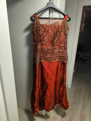 Traje de fiesta dorado y rojo