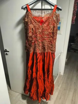 Traje de fiesta dorado y rojo