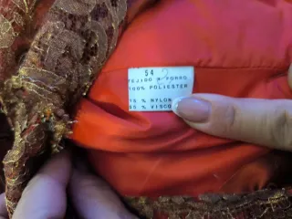 Traje de fiesta dorado y rojo