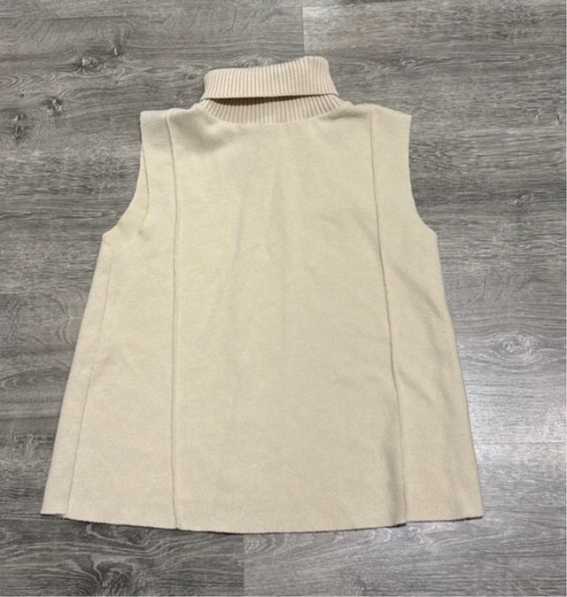 Jersey sin mangas cuello alto beige