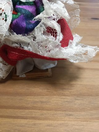 Muñeca antigua vestida de rojo