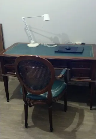 Scrivania in legno con piano in pelle