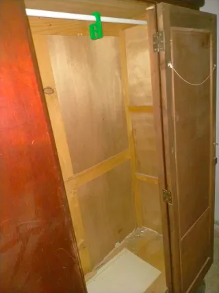 Armario antiguo de madera con espejo