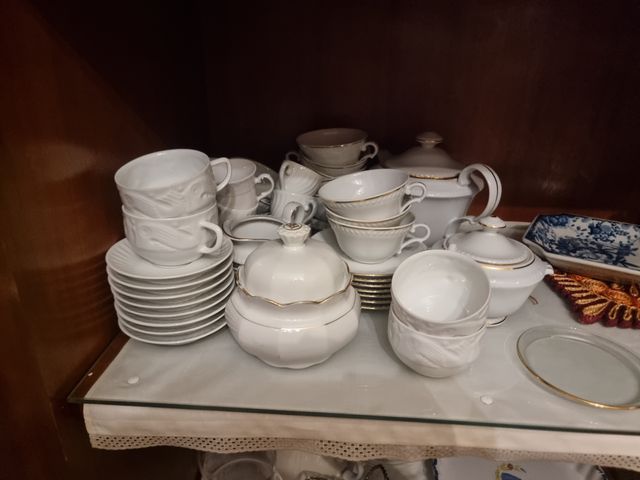 Vajilla de porcelana con detalles dorados