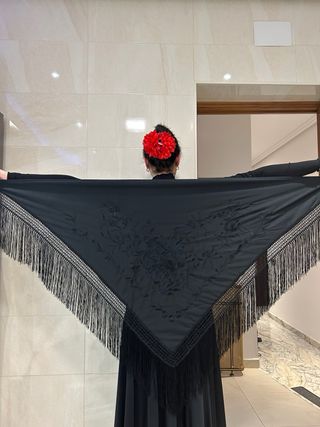 Mantón de pico negro bordado