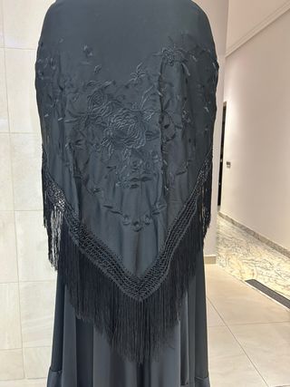 Mantón de pico negro bordado