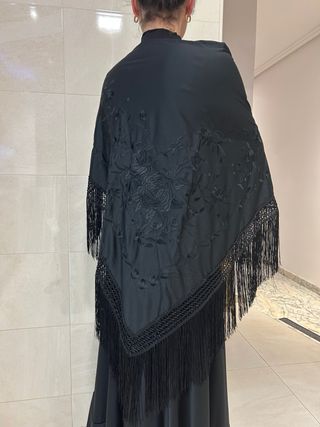 Mantón de pico negro bordado