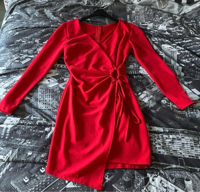 Vestido rojo con detalle de anilla