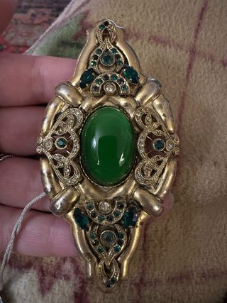 Spilla vintage con pietra verde e oro