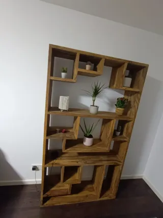 Estantería asimétrica de madera