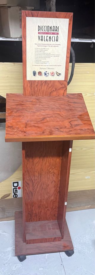 Atril expositor móvil de madera