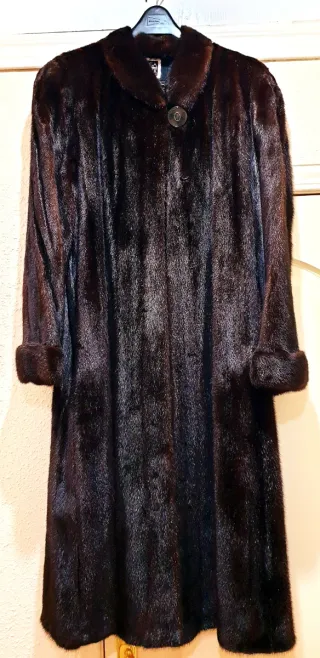 Abrigo de piel marrón oscuro.