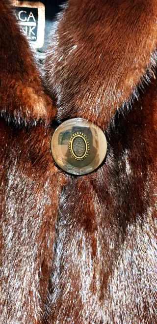 Abrigo de piel marrón oscuro.