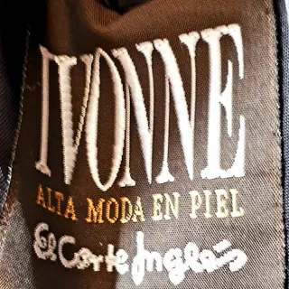 Abrigo de piel marrón oscuro.